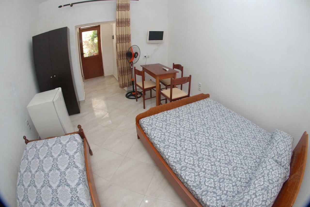 Isufi Guest Houses Sarande Exterior photo