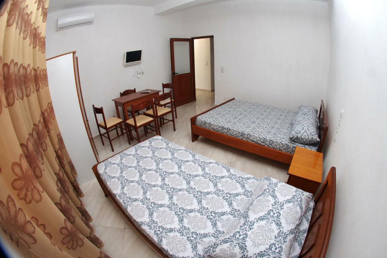 Isufi Guest Houses Sarande Exterior photo